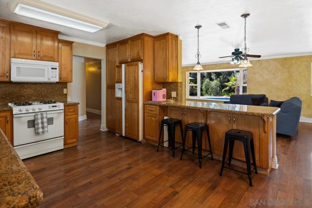 1140 Cloverleaf Dr, El Cajon CA: https://media.crmls.org/mediaz/55a63ece-c242-469c-81f4-8b8d5c6a7868.jpg