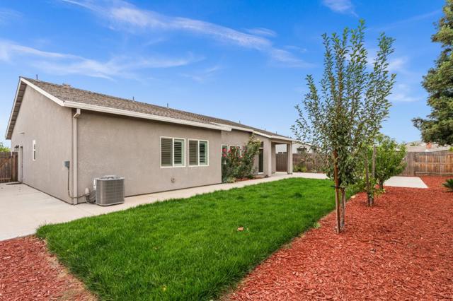 1340 Crimson Place, Manteca CA: https://media.crmls.org/mediaz/55a691b8-6649-4fb4-bd19-d481734c19a0.jpg
