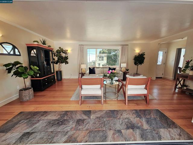1034 Navellier St, El Cerrito CA: https://media.crmls.org/mediaz/55a6a0d8-b83c-4125-a19c-128ad4b95d3e.jpg