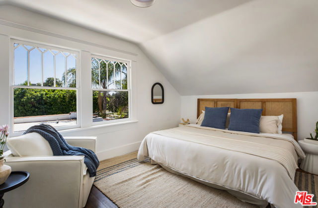 1022 N Marengo Avenue, Pasadena CA: https://media.crmls.org/mediaz/55a6b7f5-4ff9-4ef7-adf8-e5317eb17a74.jpg