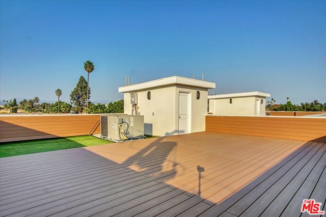 2419 S Cochran Avenue, Los Angeles CA: https://media.crmls.org/mediaz/55a6b8e4-86d4-4fbd-9dc2-77c8c731c36e.jpg