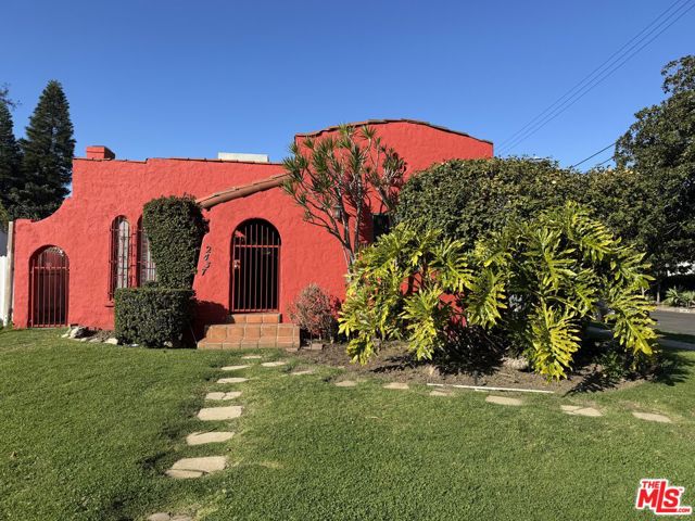 2437 Granville Avenue, Los Angeles CA: https://media.crmls.org/mediaz/55a76178-f2e9-4c14-9367-15de1f131523.jpg