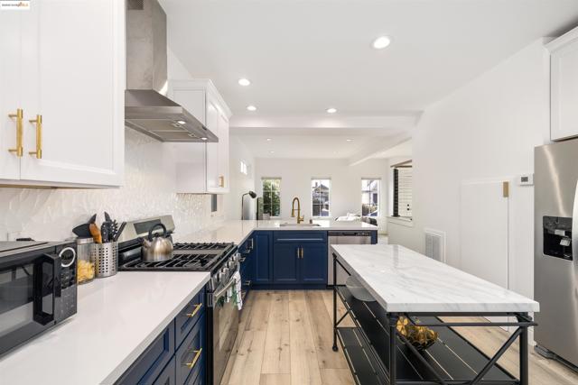 712 39Th St, Oakland CA: https://media.crmls.org/mediaz/55a8b8ea-a70f-473b-8f1c-abe98487ab61.jpg