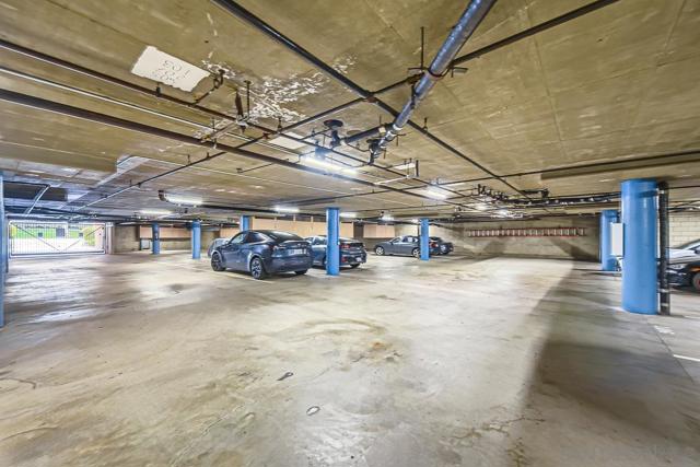 8870 Villa La Jolla Dr, La Jolla CA: https://media.crmls.org/mediaz/55a90a29-8ca1-4045-8fc7-6a207613cca1.jpg