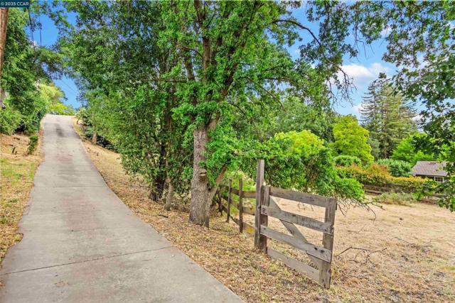 1810 Meadow Lane, Walnut Creek CA: https://media.crmls.org/mediaz/55a9a14b-4dc8-4eb3-9fac-06c885e46dc1.jpg