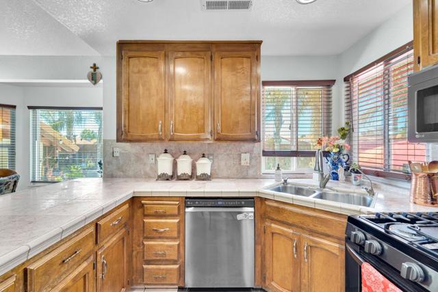 711 Kirkwood Court, Los Banos CA: https://media.crmls.org/mediaz/55aa74e6-24ce-471a-9a7b-0cbb275261e5.jpg