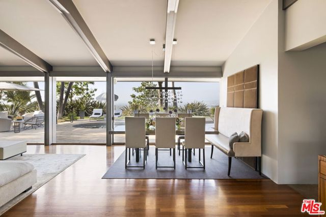 11531 Amanda Drive, Studio City CA: https://media.crmls.org/mediaz/55ab4a2d-2507-47bb-971b-471847b400c2.jpg