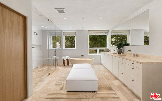 7046 Grasswood Avenue, Malibu CA: https://media.crmls.org/mediaz/55ab8f19-dbd9-4d86-af30-bf6dd40ccf10.jpg