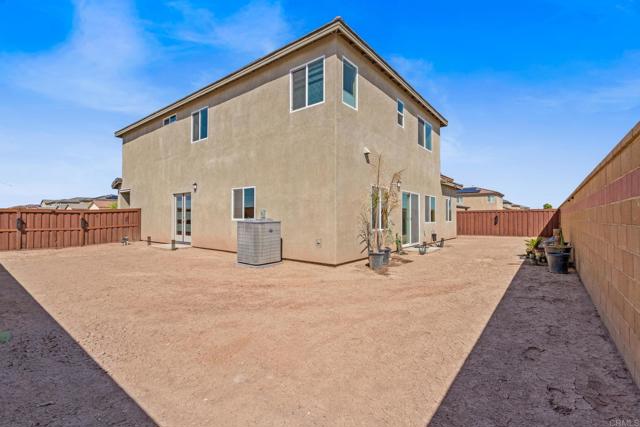 2504 Vista Del Mar Lane, Imperial CA: https://media.crmls.org/mediaz/55ac2f35-f971-4b35-bdaf-569d3fc367fd.jpg