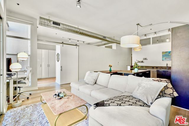 13320 Beach Avenue, Marina del Rey CA: https://media.crmls.org/mediaz/55ac4457-342f-415d-b6e7-5ed3fc0b73be.jpg