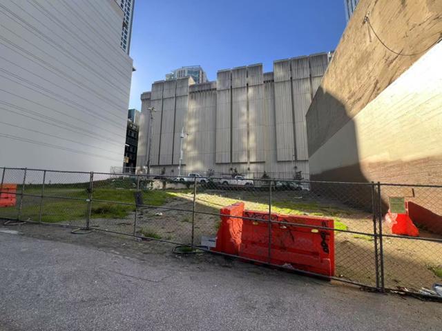 325 Fremont Street, San Francisco CA: https://media.crmls.org/mediaz/55ac6fb6-c46c-4f08-971d-3e7a38feb089.jpg