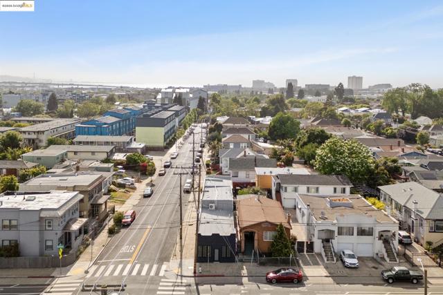 904 41st St, Oakland CA: https://media.crmls.org/mediaz/55adc4ae-9995-4327-af0d-2f7a58d9211f.jpg