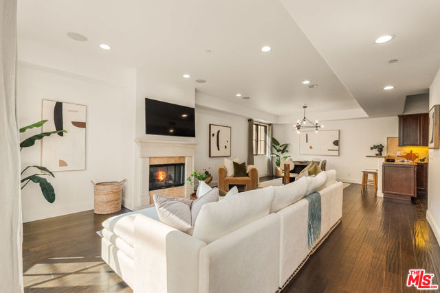 851 19th Street, Santa Monica CA: https://media.crmls.org/mediaz/55ae6326-ca5d-4e11-8bbf-aa8faa56d396.jpg