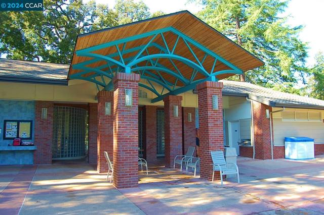 2748 Tice Creek Dr, Walnut Creek CA: https://media.crmls.org/mediaz/55aea2ae-c942-4fef-8f82-64c0c28cace0.jpg