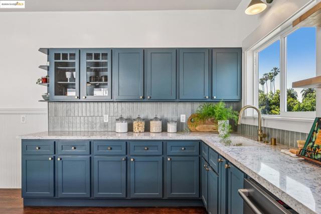 478 43rd St, Oakland CA: https://media.crmls.org/mediaz/55aec326-fa5b-4eba-9552-d4e15facc4c4.jpg