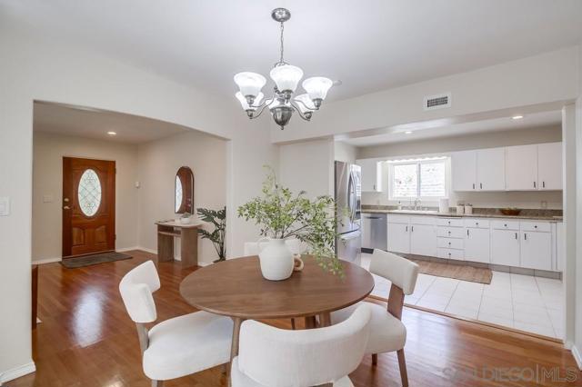 309 11 E Ave, Coronado CA: https://media.crmls.org/mediaz/55af229e-314f-4de1-9bd0-121656ba8291.jpg