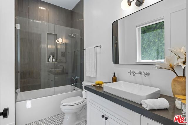 2590 Amherst Avenue, Los Angeles CA: https://media.crmls.org/mediaz/55affc34-5c01-4f10-bc48-c2668ae84bfc.jpg