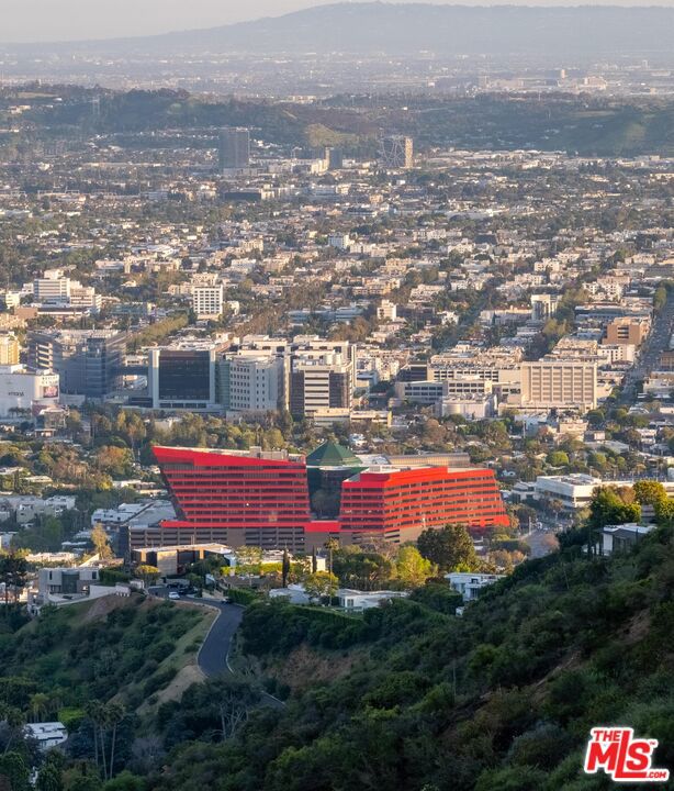 2183 Sunset Plaza Drive, Los Angeles CA: https://media.crmls.org/mediaz/55b02729-eb5d-4e81-972f-8c3e6d077d57.jpg