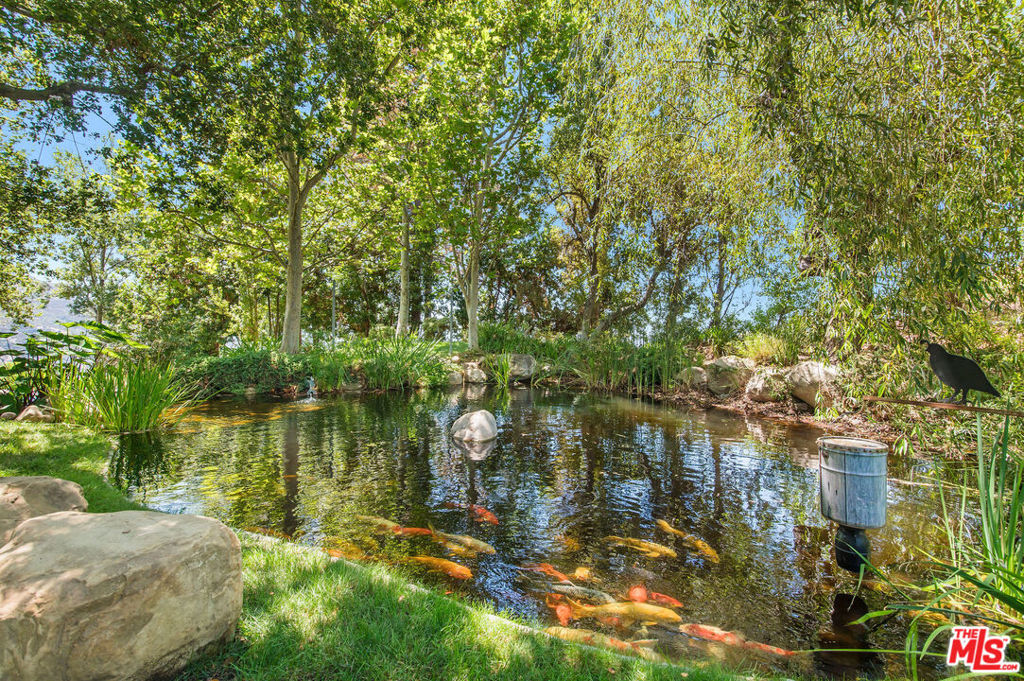 https://media.crmls.org/mediaz/55b0f681-26b6-4419-a773-9a5afd46588d.jpg?preset=X-Large