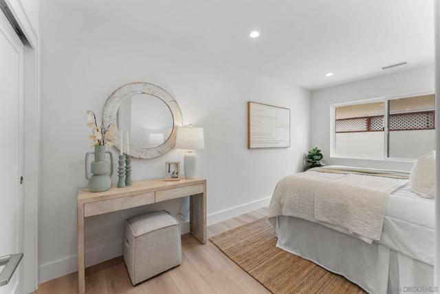 5576 Chelsea Ave, La Jolla CA: https://media.crmls.org/mediaz/55b13985-0f93-4e19-b53e-8788b5c4a07a.jpg