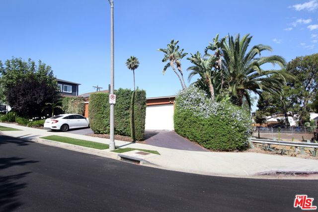 1807 Cochran Place, Los Angeles CA: https://media.crmls.org/mediaz/55b2b711-f03c-4119-bc08-b635d961a823.jpg