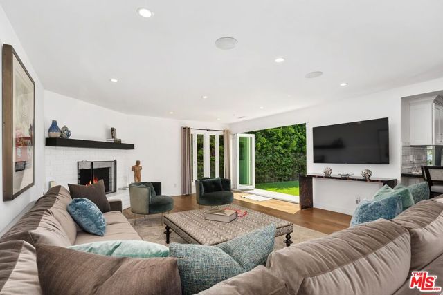 400 Chautauqua Boulevard, Pacific Palisades CA: https://media.crmls.org/mediaz/55b2ee35-a179-46e3-8140-1c41513702b3.jpg