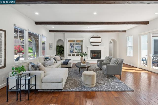 492 Calico Ct, San Ramon CA: https://media.crmls.org/mediaz/55b385e6-41ba-4b18-8e15-c610a0177cc6.jpg