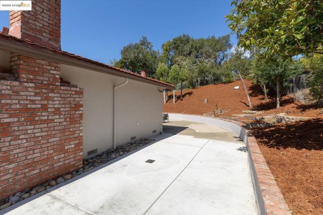 298 Elysian Fields DR, Oakland CA: https://media.crmls.org/mediaz/55b43f13-a7ce-472d-8ca2-8d962d6cced3.jpg