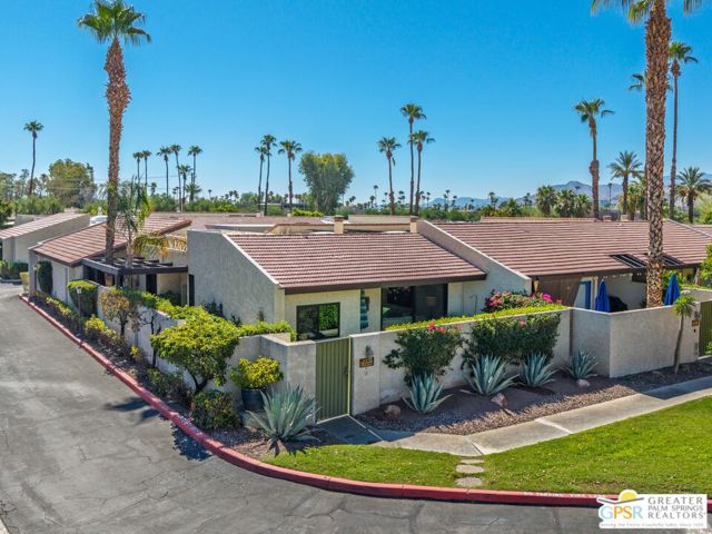 1346 E Andreas Road, Palm Springs CA: https://media.crmls.org/mediaz/55b474f0-ac89-4e5c-853b-5784eb8b2095.jpg