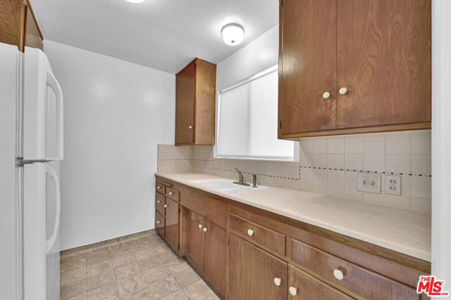 938 15th Street, Santa Monica CA: https://media.crmls.org/mediaz/55b51b4a-00ab-4bb2-9c79-561b68e30f4e.jpg