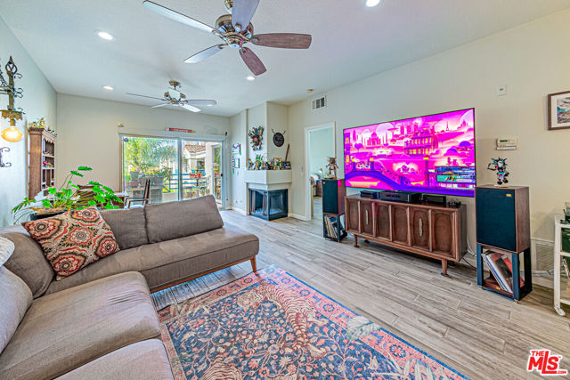 415 Townsquare Lane, Huntington Beach CA: https://media.crmls.org/mediaz/55b526e5-54c4-4101-805b-df5d505c0ac2.jpg