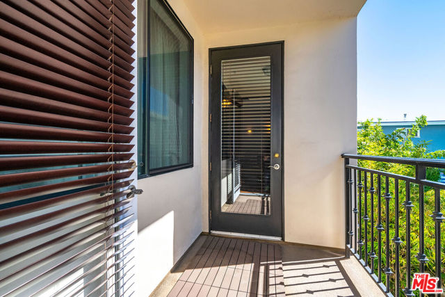 4724 Kester Avenue, Sherman Oaks CA: https://media.crmls.org/mediaz/55b55c3a-6931-4fd4-9ffc-004b0a47eb8d.jpg