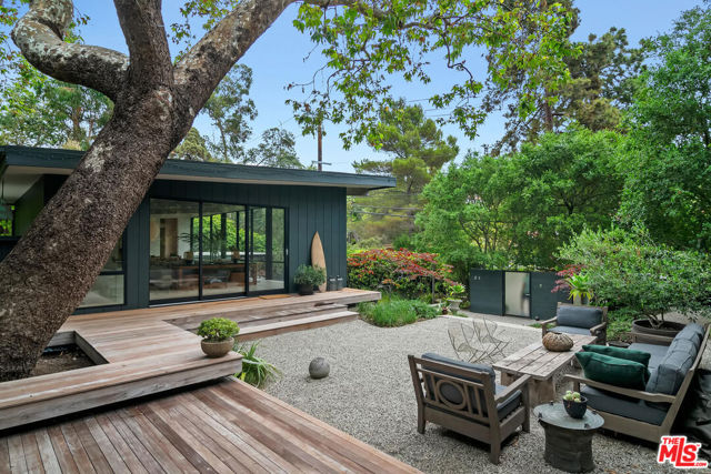431 W Rustic Road, Santa Monica CA: https://media.crmls.org/mediaz/55b5824f-4ac1-4495-9e1c-8b6f78b8eecb.jpg