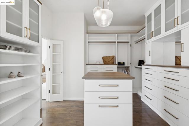 2861 Chelsea Drive, Oakland CA: https://media.crmls.org/mediaz/55b6b565-8f77-4ca1-a7c7-7beb0abecc7a.jpg