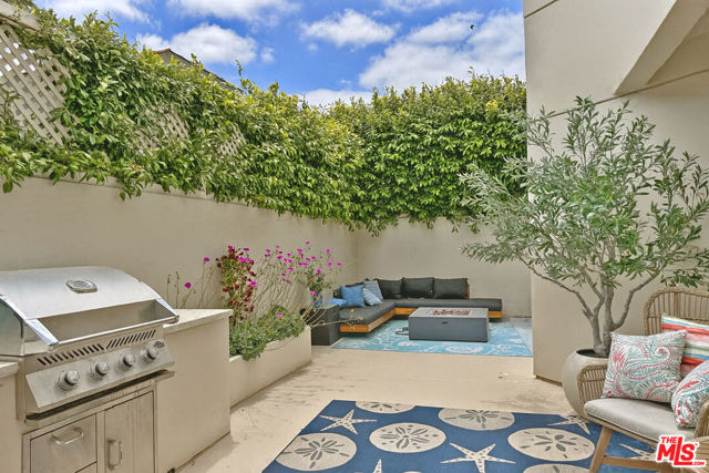 734 Esplanade, Redondo Beach, California 90277, 2 Bedrooms Bedrooms, ,2 BathroomsBathrooms,Residential,For Sale,Esplanade,25559139