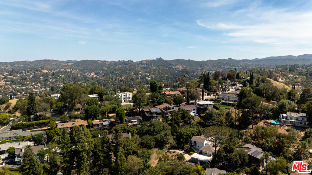 https://media.crmls.org/mediaz/55bb33f9-2ac3-4afa-8319-7f6bf0d5810a.jpg?preset=X-Large