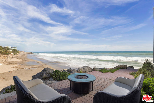 11770 Pacific Coast Highway, Malibu CA: https://media.crmls.org/mediaz/55bb9208-70c2-46f3-9490-c761ce08d312.jpg