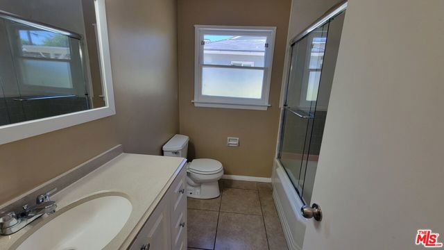 7465 N Forbes Avenue, Lake Balboa CA: https://media.crmls.org/mediaz/55bc8c73-f179-42a7-9b34-937d4d04276f.jpg