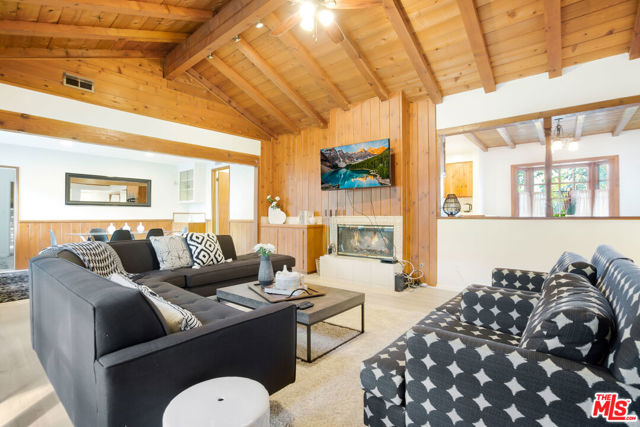 6207 Melba Avenue, Woodland Hills CA: https://media.crmls.org/mediaz/55bc9043-46f2-4967-bc1e-09dc1cd9b0ec.jpg
