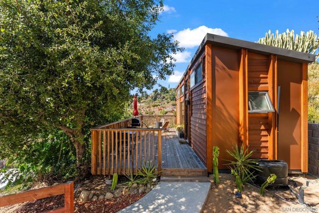 9586 Alto Dr, La Mesa CA: https://media.crmls.org/mediaz/55bcf61a-dbe5-4b3a-87ab-25d854048701.jpg