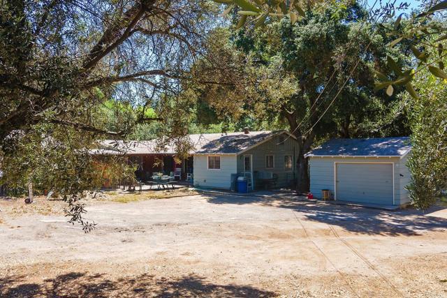 1453 OLIVEWOOD LN, Alpine CA: https://media.crmls.org/mediaz/55bd117e-f045-40fb-b5eb-a6497f954905.jpg