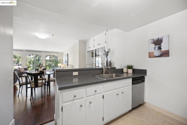 5405 Carlton St, Oakland CA: https://media.crmls.org/mediaz/55bda0e1-b272-4dc3-8b6e-5d6f6ae723c4.jpg