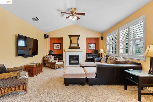 907 Snapdragon Way, Brentwood CA: https://media.crmls.org/mediaz/55bf5abe-7629-4c31-9e34-8e1ea0ee366d.jpg