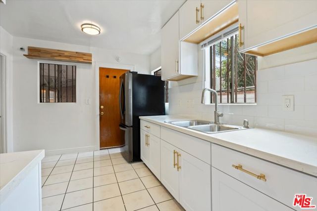 2840 S Mansfield Avenue, Los Angeles CA: https://media.crmls.org/mediaz/55bffb32-e416-4bbf-93df-a79d050d9489.jpg