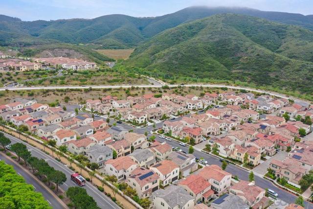 712 Gemstone Dr, San Marcos CA: https://media.crmls.org/mediaz/55c21e98-e7dc-4259-bc8b-ac820ffcd786.jpg