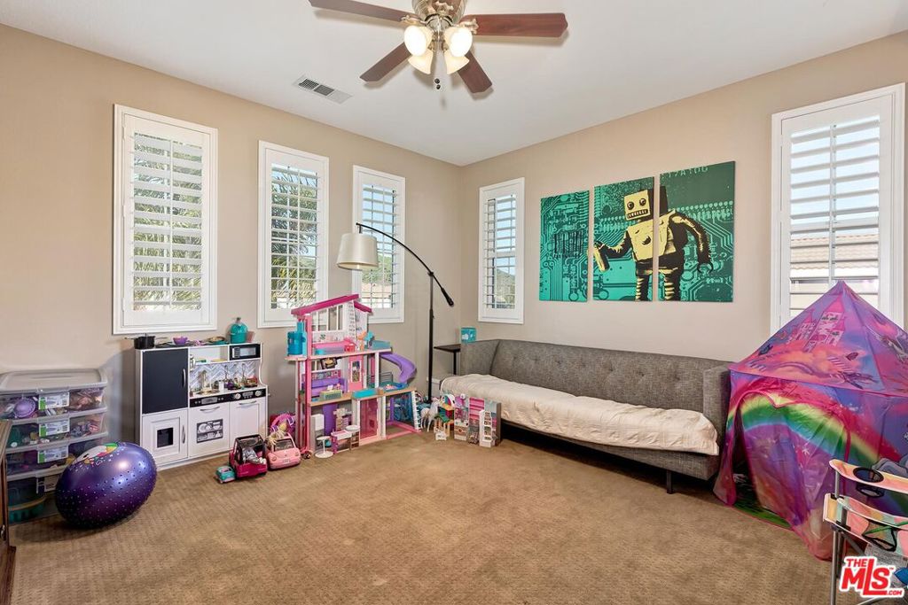 https://media.crmls.org/mediaz/55c28c82-dad9-4433-9817-180f3e94b7e1.jpg?preset=X-Large