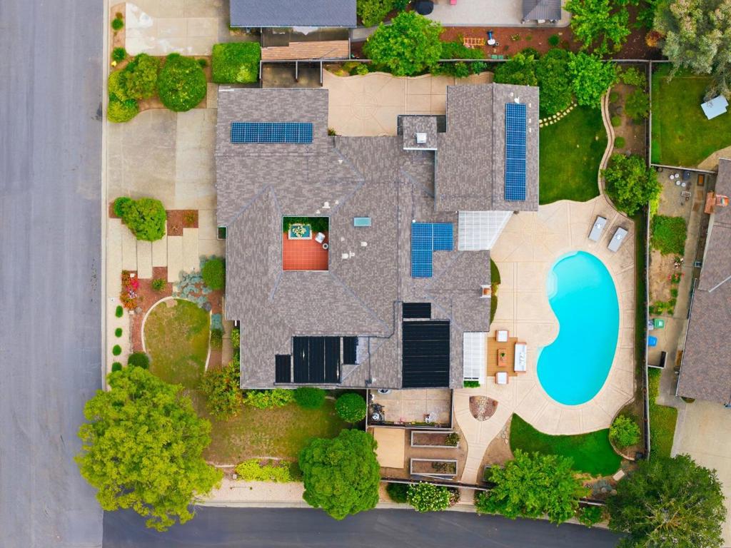 https://media.crmls.org/mediaz/55c2951a-1bf7-429d-9b69-72407ce56749.jpg?preset=X-Large