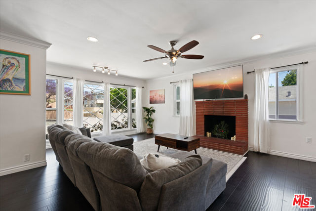 328 E Plymouth Street, Inglewood CA: https://media.crmls.org/mediaz/55c333ec-bd2b-40e7-86ba-2e60b47cc839.jpg