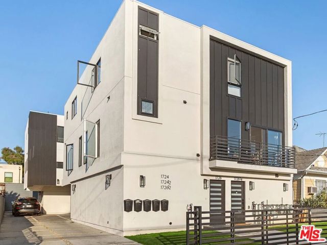 1724 Menlo Avenue, Los Angeles CA: https://media.crmls.org/mediaz/55c347a2-0fd7-4405-8da9-e8e481275c9a.jpg