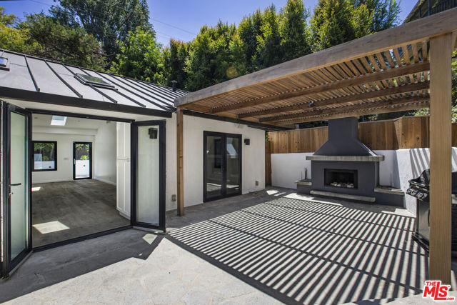 2425 Rinconia Drive, Los Angeles CA: https://media.crmls.org/mediaz/55c3898d-06dc-4b5a-badb-156da99e152a.jpg